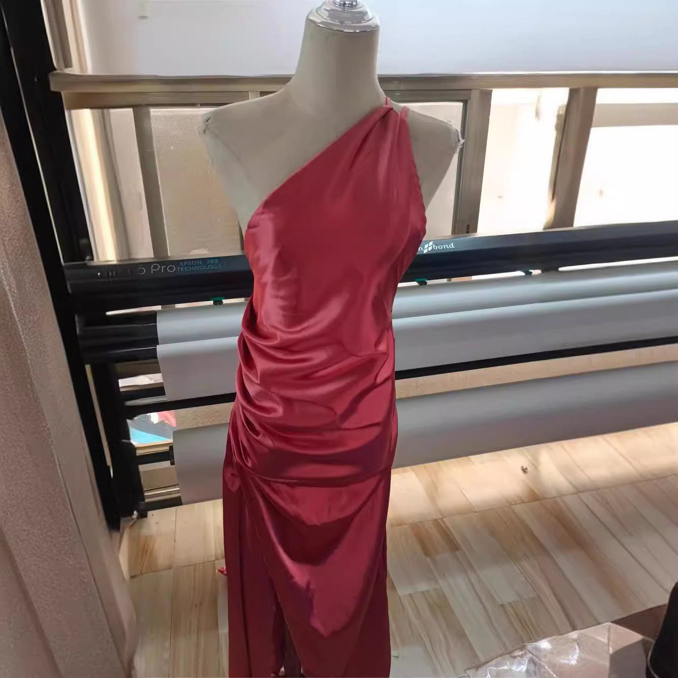 Rochie de saten slim-fit, monocoloră, cu un umăr, pliseuri și șliț