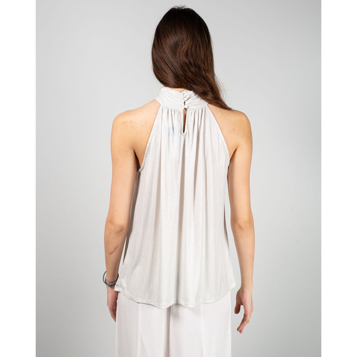Sleeveless top with buttons at the back