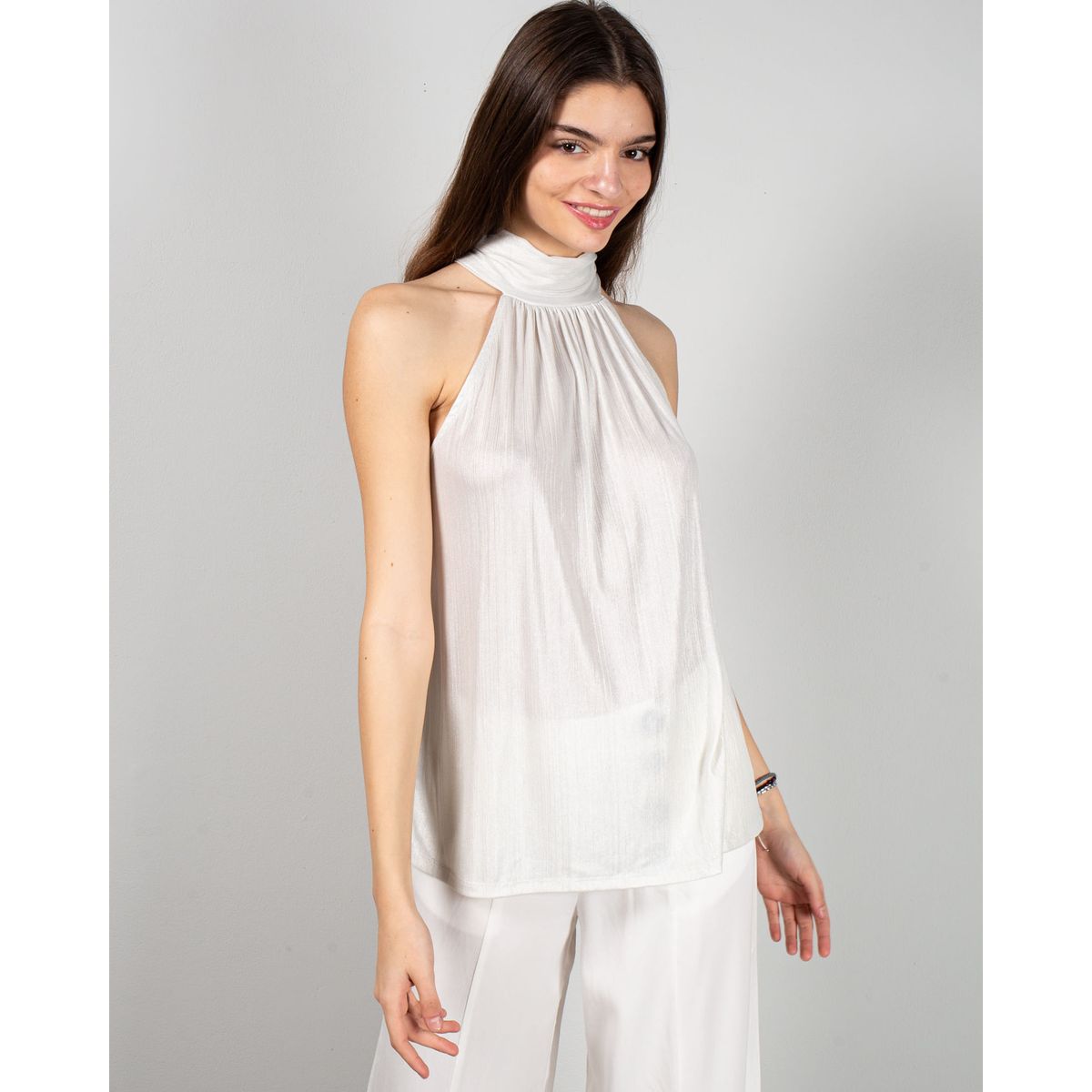 Sleeveless top with buttons at the back