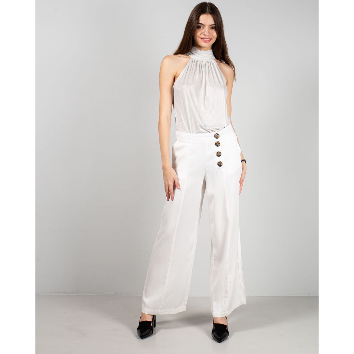Sleeveless top with buttons at the back