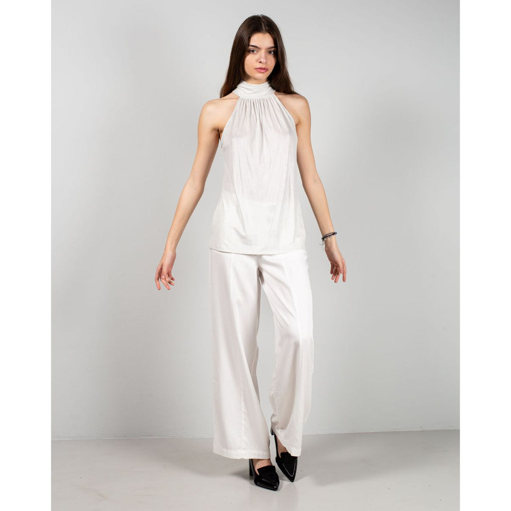 Sleeveless top with buttons at the back